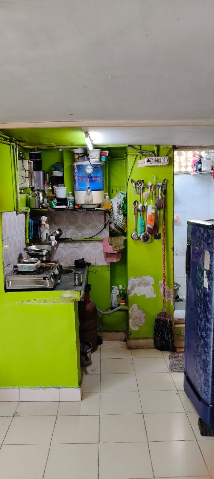 02single-room-shahpur-mill-compound-ahmedabad.jpg